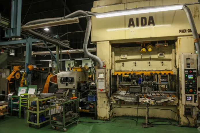 レベラーフィーダー付きの300tプレス機